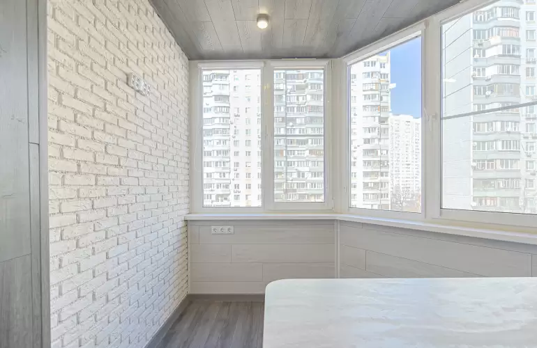 Отделка П-образного балкона искусственным камнем с утеплением